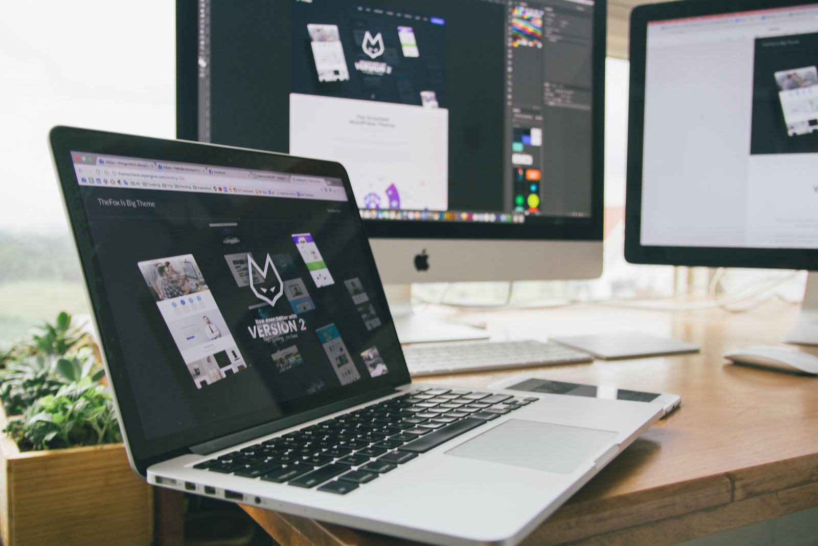 Workspace modern cu laptop și design software
